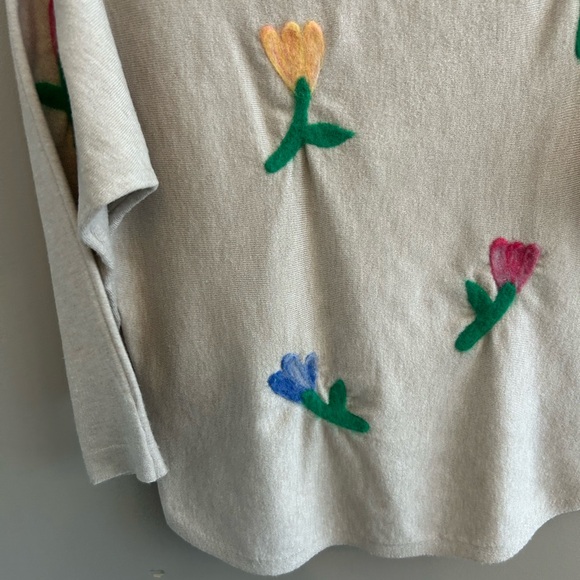 Aaeda light beige felted tulip embroidered batwing sweater size XS - Picture 6 of 15